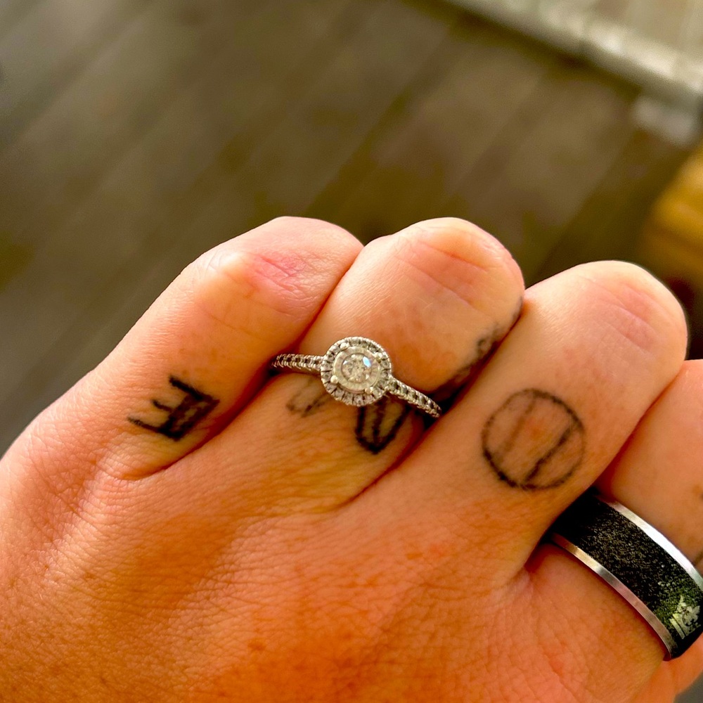 Engagement ring - Picture 1 of 6
